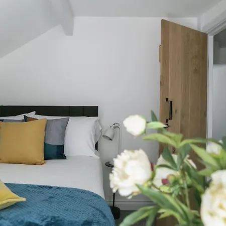 White Deluxe 2 Bedroom Apartment *