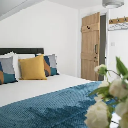 White Deluxe 2 Bedroom Grassington