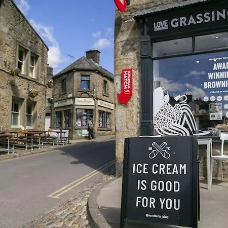 White Deluxe 2 Bedroom * Grassington