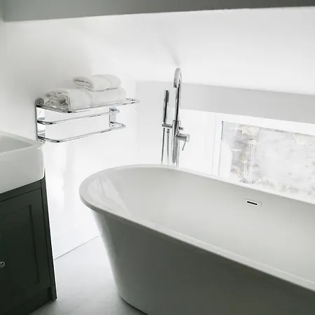 White Deluxe 2 Bedroom Apartment *