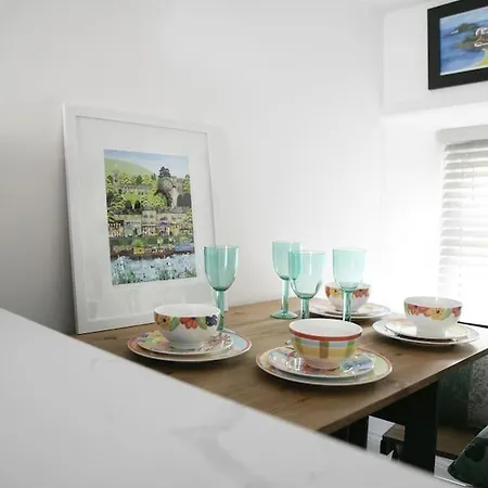 White Deluxe 2 Bedroom Grassington