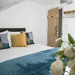 White Deluxe 2 Bedroom Grassington