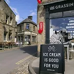 White Deluxe 2 Bedroom * Grassington